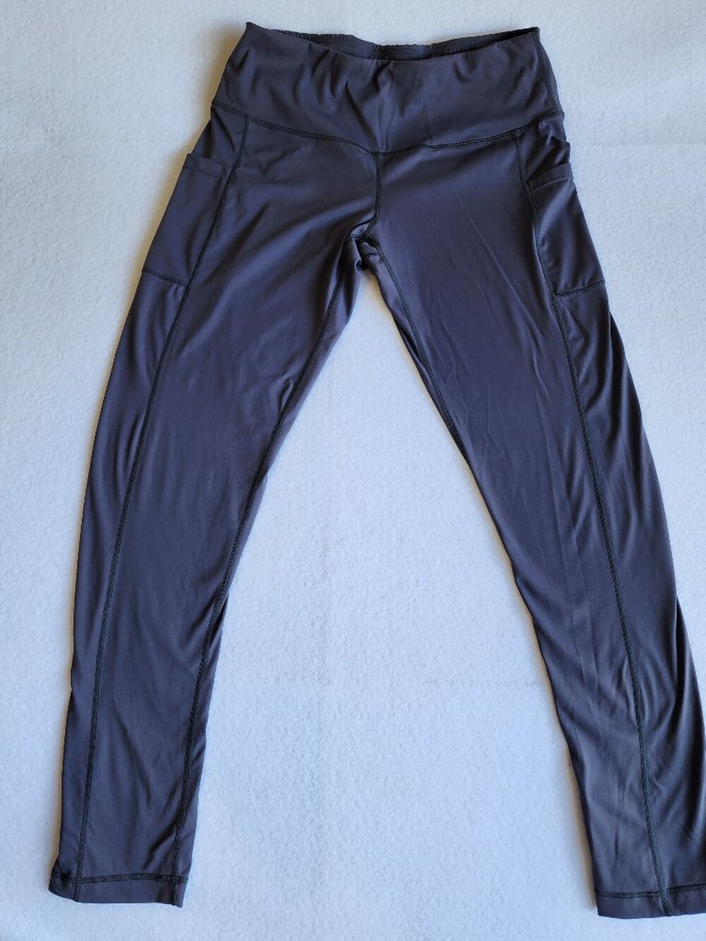 Women’s Black High-Waisted Athletic Leggings with Side Pockets Size L